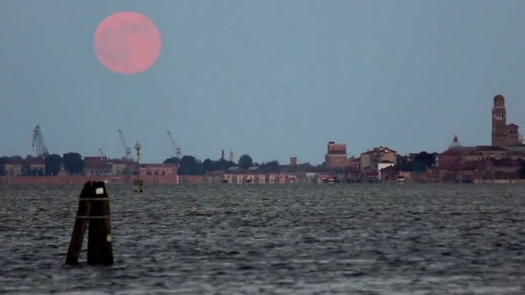 super luna nel cielo di venezia